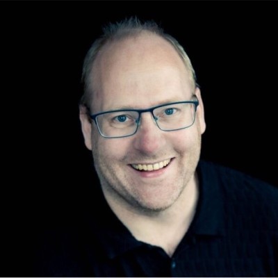 Portret van Jan Bellemakers, spreker over samenwerken en teamontwikkeling en creativiteit en brainstormen en besluitvorming en leiderschap en overheid en samenleving en interactie en publieksbetrokkenheid en leren en ontwikkelen