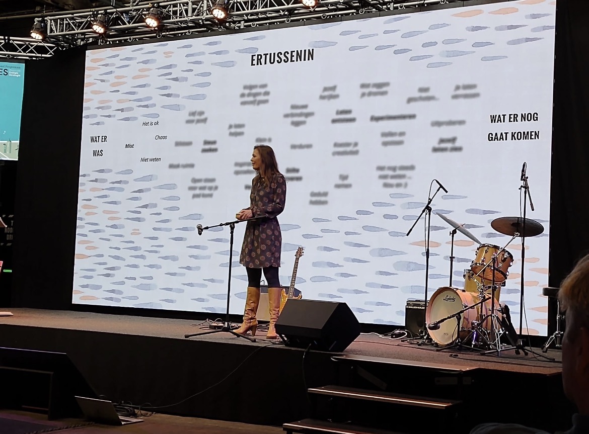 Plenaire voordracht met bundel Ertussenin op congres over energietransitie