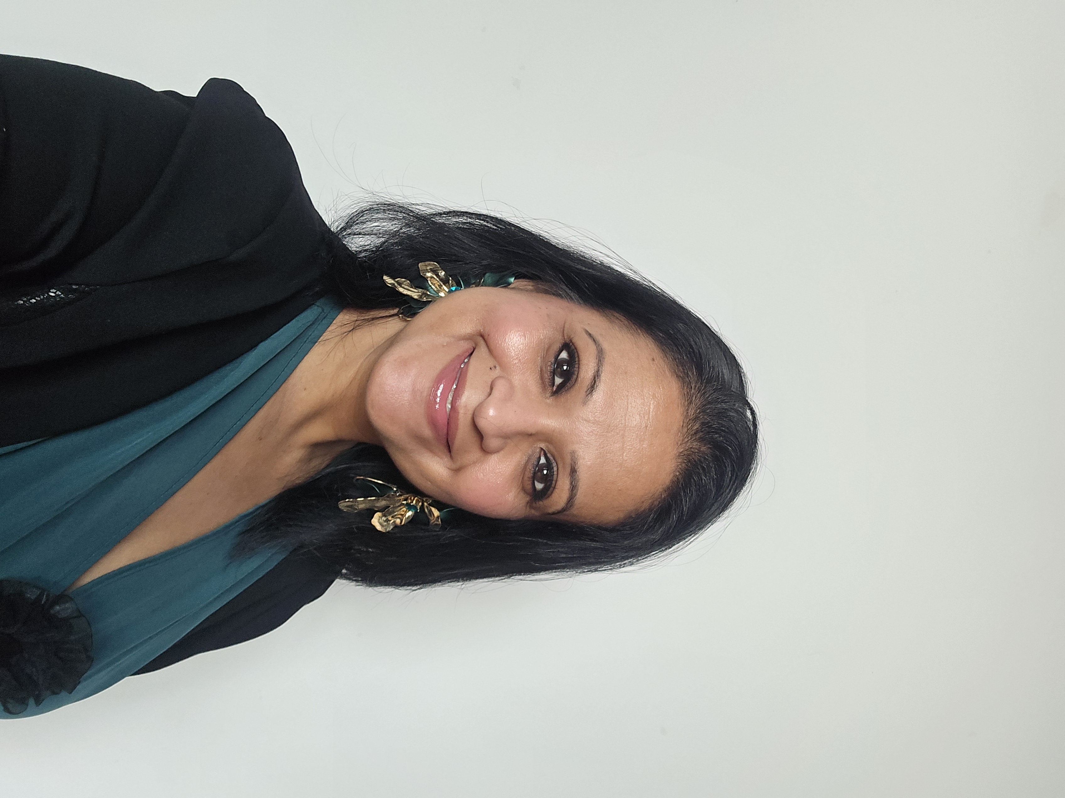 Portret van Alison Sof, spreker over persoonlijke groei en gezondheid en vitaliteit en communicatie en presenteren en aandacht op de werkvloer en creativiteit en duurzaam ondernemen en ethiek en integriteit en generaties op de werkvloer en leiderschap en menselijke factor in communicatie en motiverende gespreksvoering en ondernemerschap en persoonlijke ontwikkeling en ptss en samenwerken en teamontwikkeling en trainen met resultaat en veerkracht en verandering en cultuur en werkgeluk en burn-outpreventie